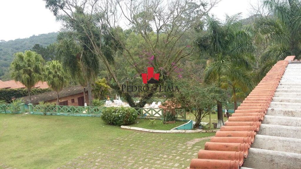 Chacara  com  3 dormitórios sendo 2 suítes, churrasqueira, piscina e 45 vagas, no Atibaia.
