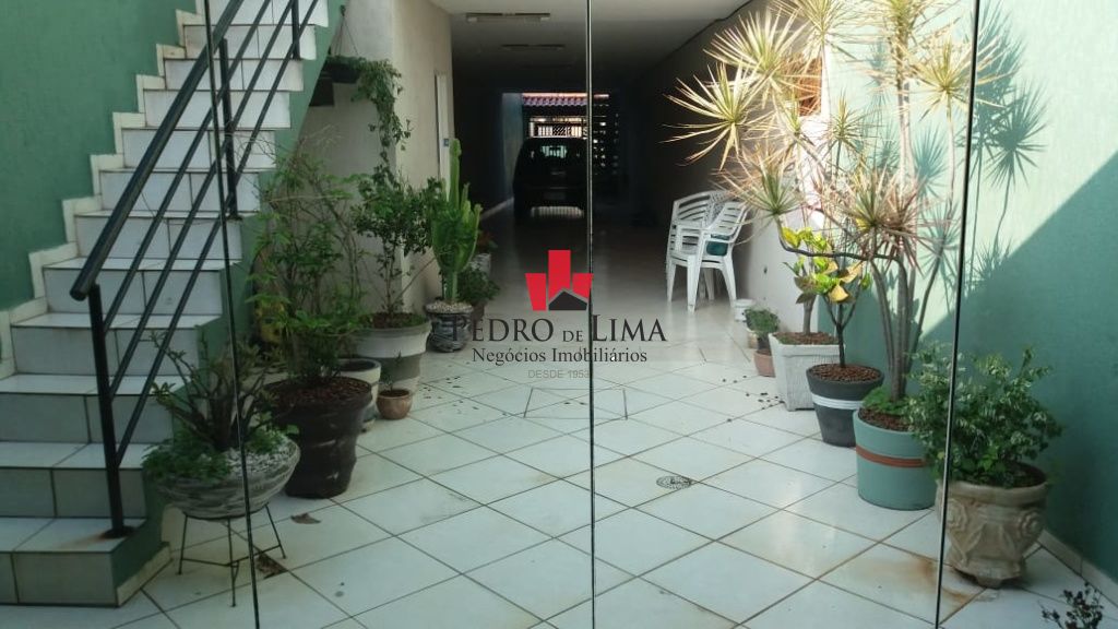 Sobrado frontal  com 3 dormitórios sendo 1 suíte e 5 vagas, no  Parque Do Carmo.