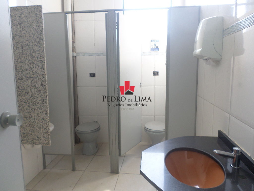 Prédio comercial em Av principal no Arthur Alvim com 15 vagas aproximadamente