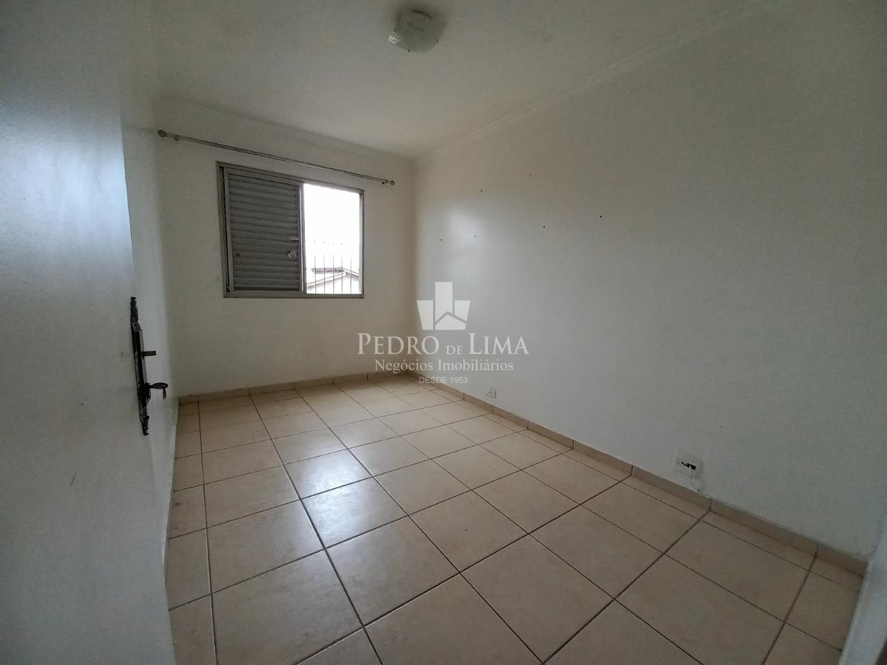Apartamento com 2 dormitórios, 1 sala, 1 cozinha, semi- mobiliado e 1 vaga coberta - Penha