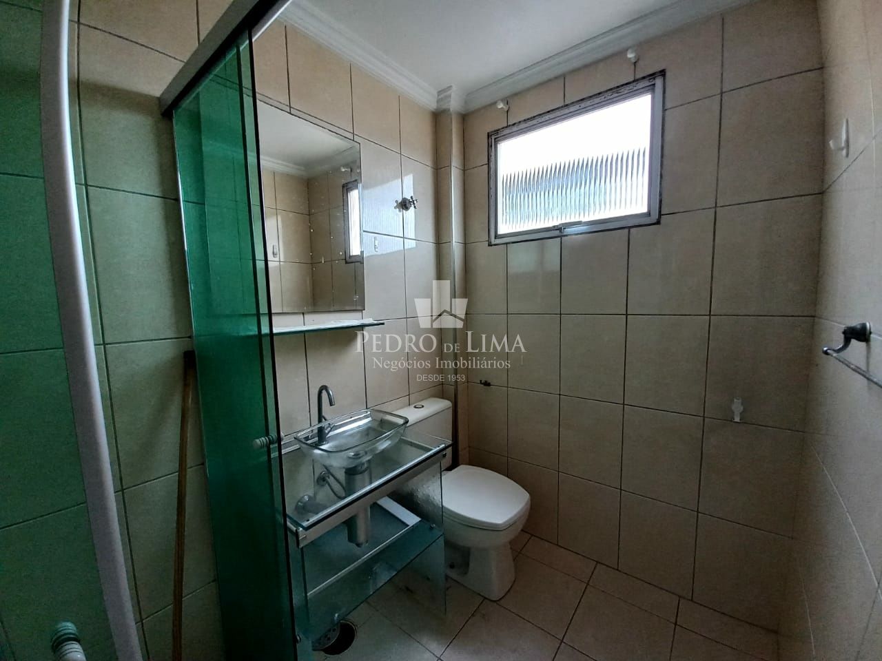 Apartamento com 2 dormitórios, 1 sala, 1 cozinha, semi- mobiliado e 1 vaga coberta - Penha