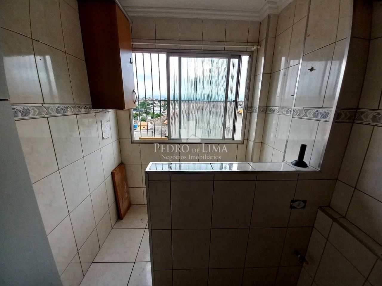 Apartamento com 2 dormitórios, 1 sala, 1 cozinha, semi- mobiliado e 1 vaga coberta - Penha