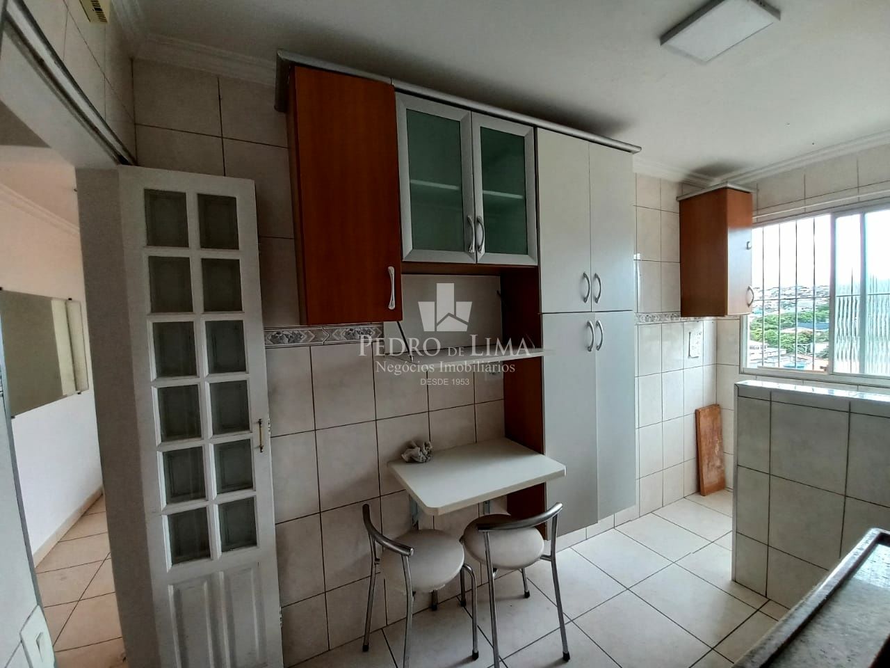 Apartamento com 2 dormitórios, 1 sala, 1 cozinha, semi- mobiliado e 1 vaga coberta - Penha