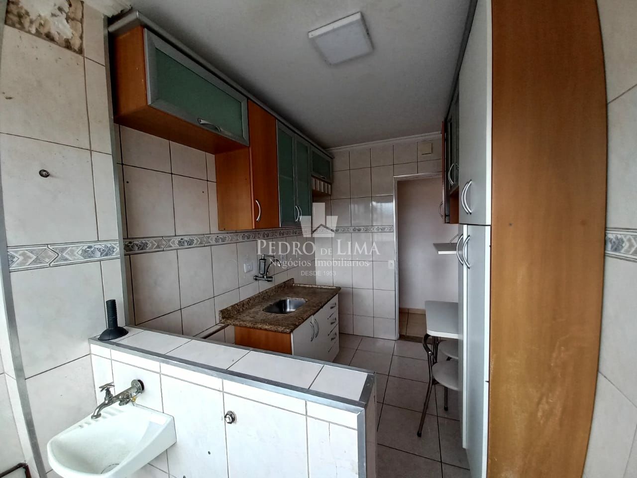 Apartamento com 2 dormitórios, 1 sala, 1 cozinha, semi- mobiliado e 1 vaga coberta - Penha