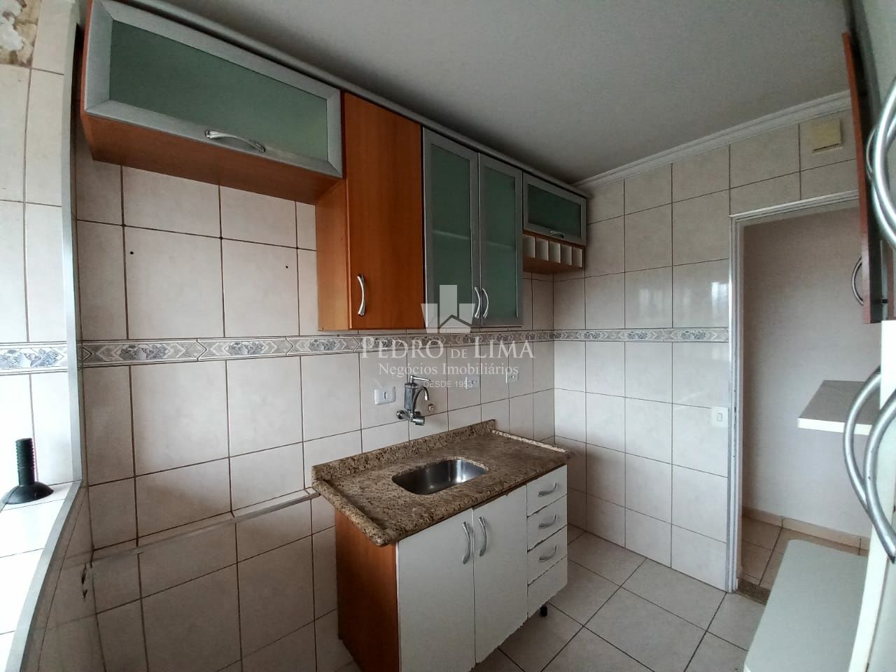 Apartamento com 2 dormitórios, 1 sala, 1 cozinha, semi- mobiliado e 1 vaga coberta - Penha