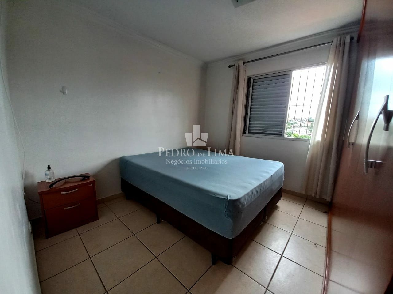 Apartamento com 2 dormitórios, 1 sala, 1 cozinha, semi- mobiliado e 1 vaga coberta - Penha
