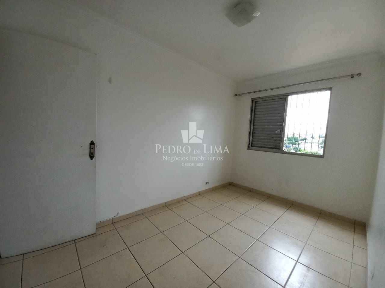 Apartamento com 2 dormitórios, 1 sala, 1 cozinha, semi- mobiliado e 1 vaga coberta - Penha