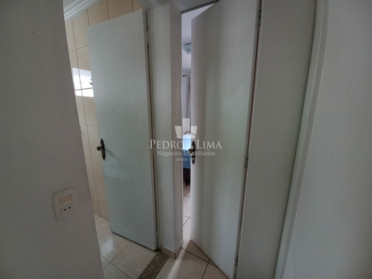Apartamento com 2 dormitórios, 1 sala, 1 cozinha, semi- mobiliado e 1 vaga coberta - Penha