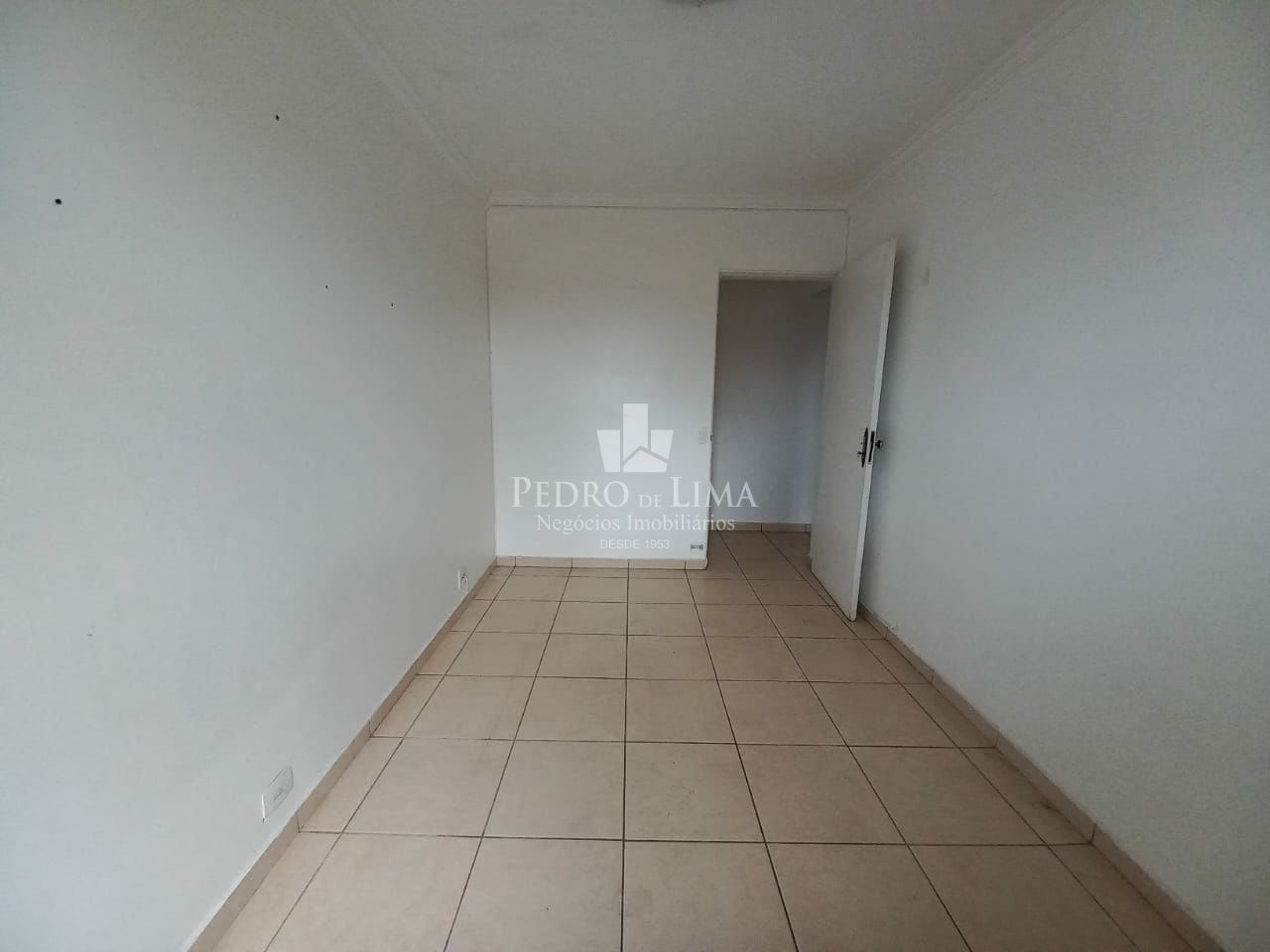 Apartamento com 2 dormitórios, 1 sala, 1 cozinha, semi- mobiliado e 1 vaga coberta - Penha