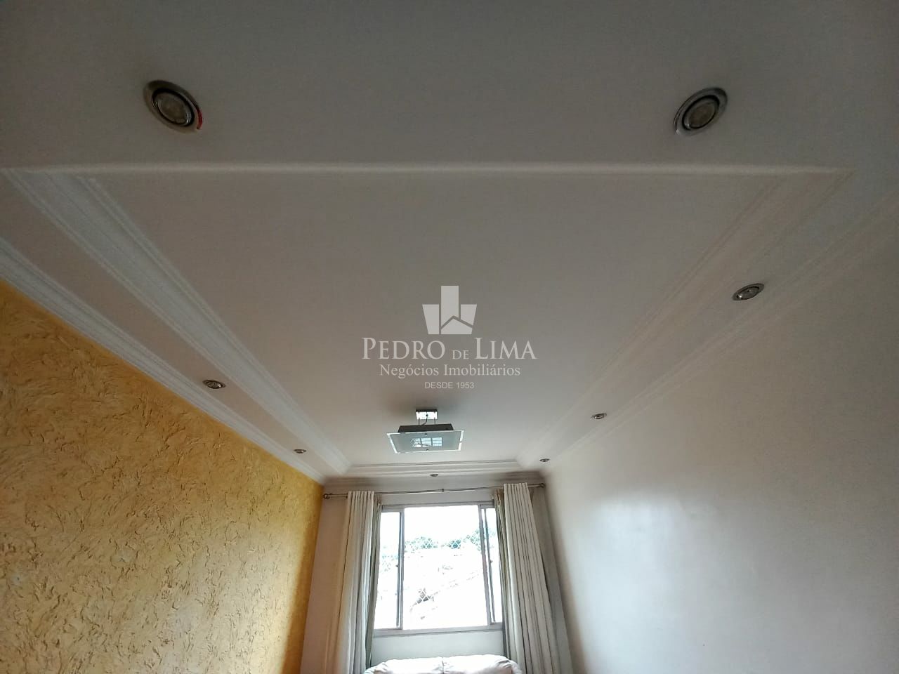 Apartamento com 2 dormitórios, 1 sala, 1 cozinha, semi- mobiliado e 1 vaga coberta - Penha