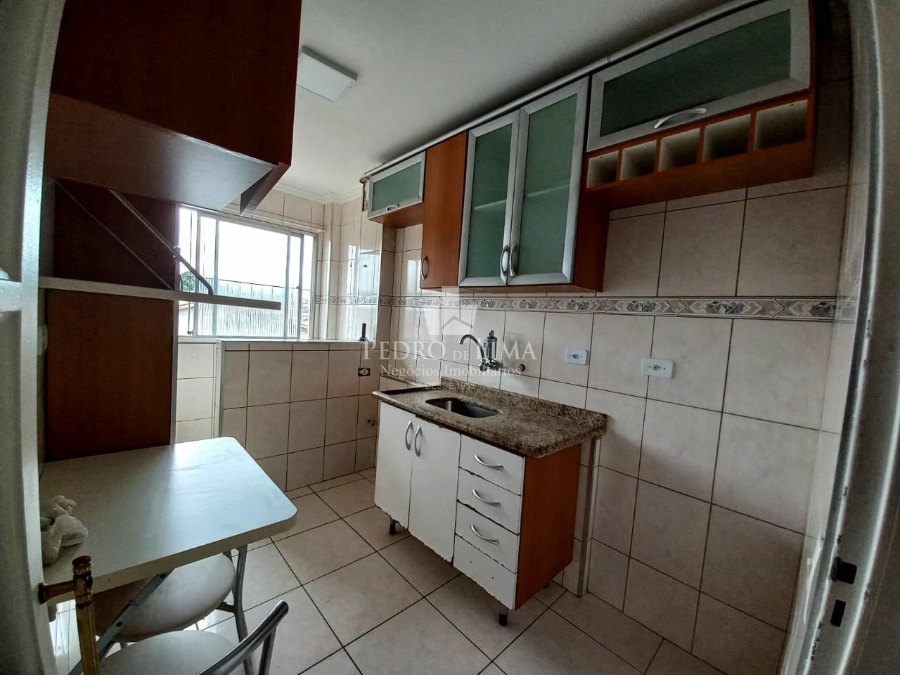 Apartamento com 2 dormitórios, 1 sala, 1 cozinha, semi- mobiliado e 1 vaga coberta - Penha