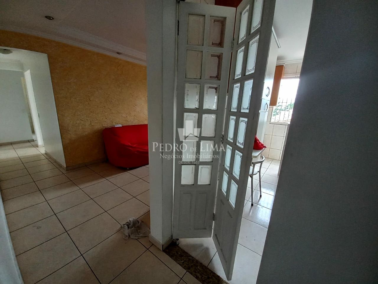 Apartamento com 2 dormitórios, 1 sala, 1 cozinha, semi- mobiliado e 1 vaga coberta - Penha