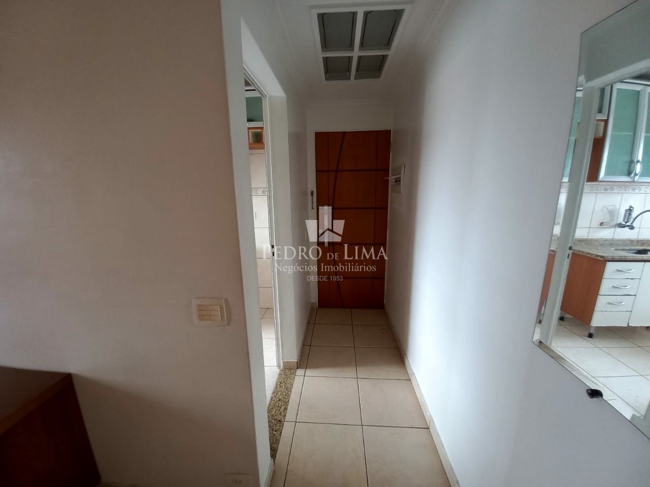 Apartamento com 2 dormitórios, 1 sala, 1 cozinha, semi- mobiliado e 1 vaga coberta - Penha