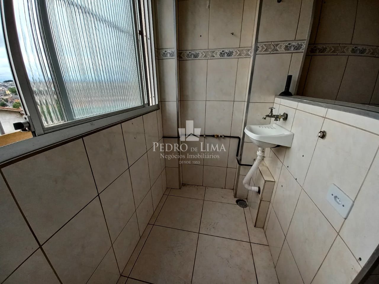 Apartamento com 2 dormitórios, 1 sala, 1 cozinha, semi- mobiliado e 1 vaga coberta - Penha
