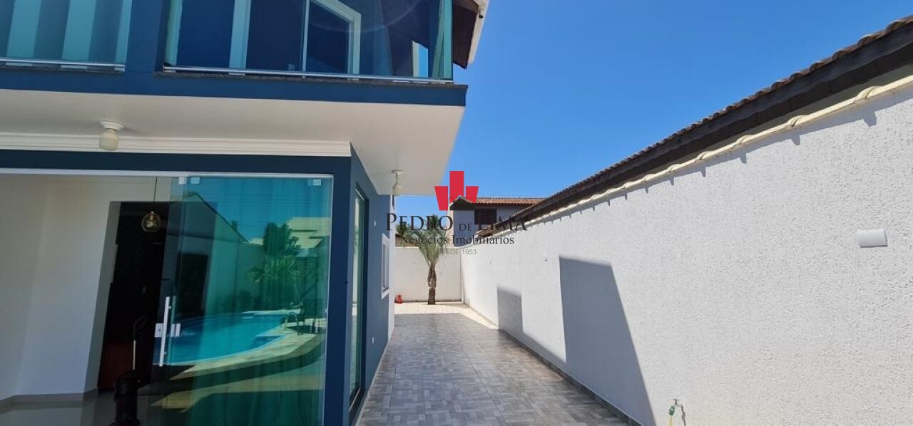 Sobrado Novo de alto padrão na Ilha Comprida, 3 dorm, sendo 1 ste, 10 vagas,  350m da praia. 