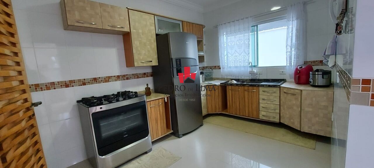 Sobrado Novo de alto padrão na Ilha Comprida, 3 dorm, sendo 1 ste, 10 vagas,  350m da praia. 