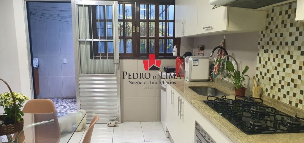 Sobrado Frontal com 4 dormitórios, sendo 1 suíte e 2 vagas na Penha