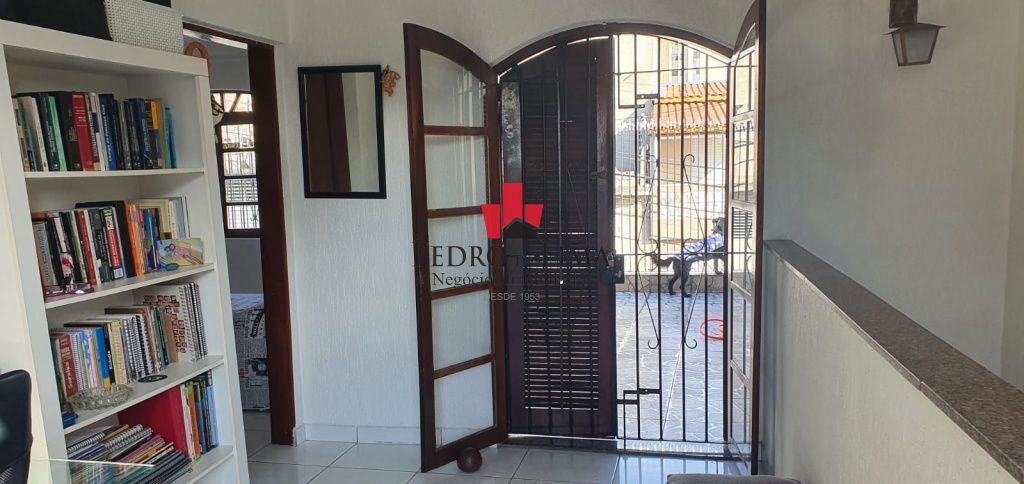 Sobrado Frontal com 4 dormitórios, sendo 1 suíte e 2 vagas na Penha