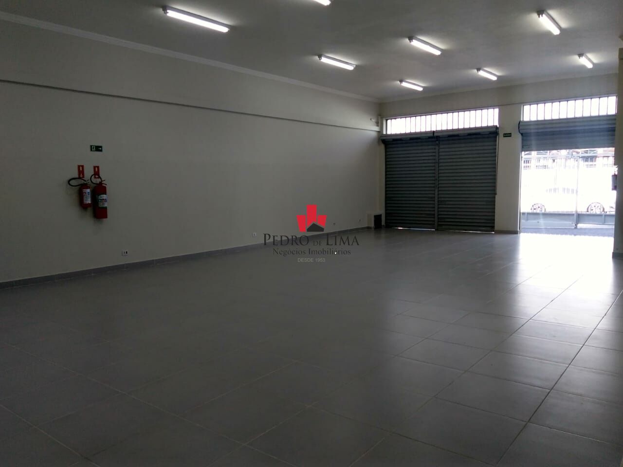 imagem do imovel Excelente prédio comercial com salão e 17 salas no andar superior ref: PE38066