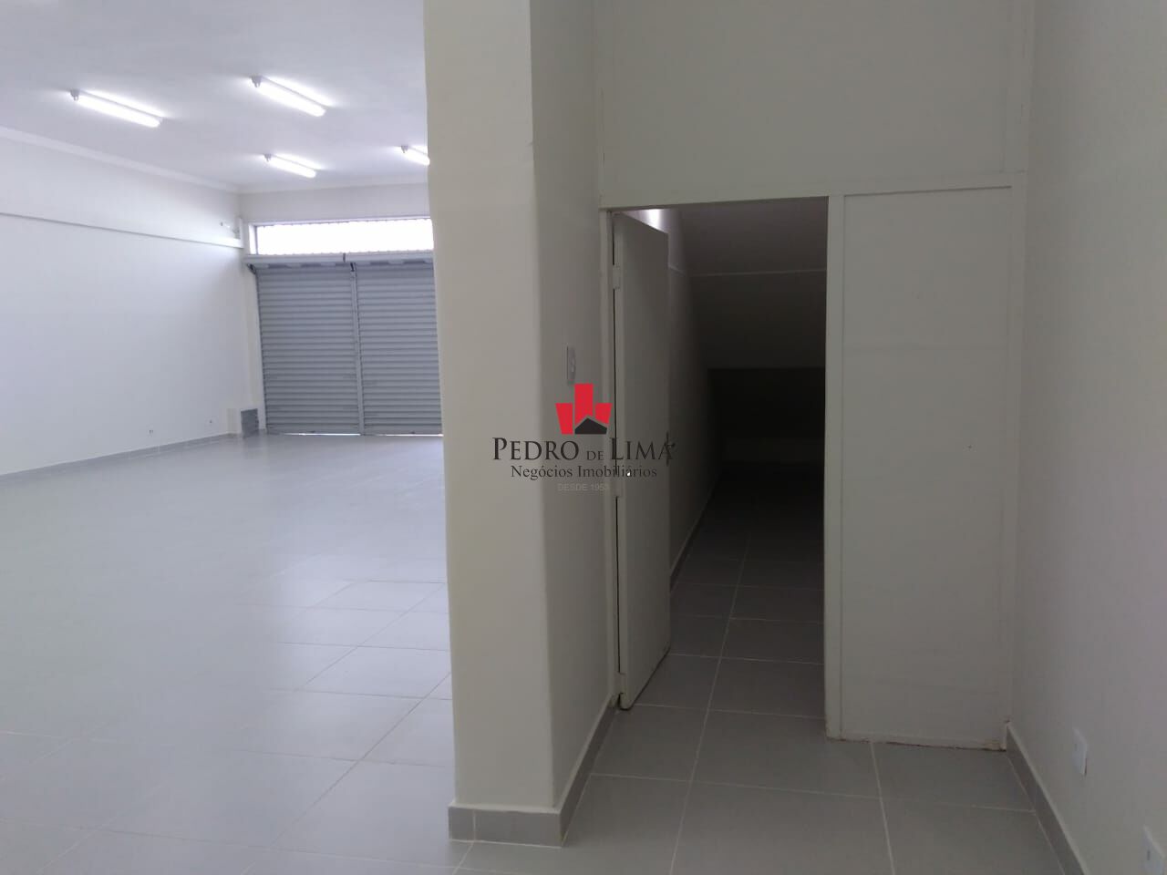 imagem do imovel Excelente prédio comercial com salão e 17 salas no andar superior ref: PE38066