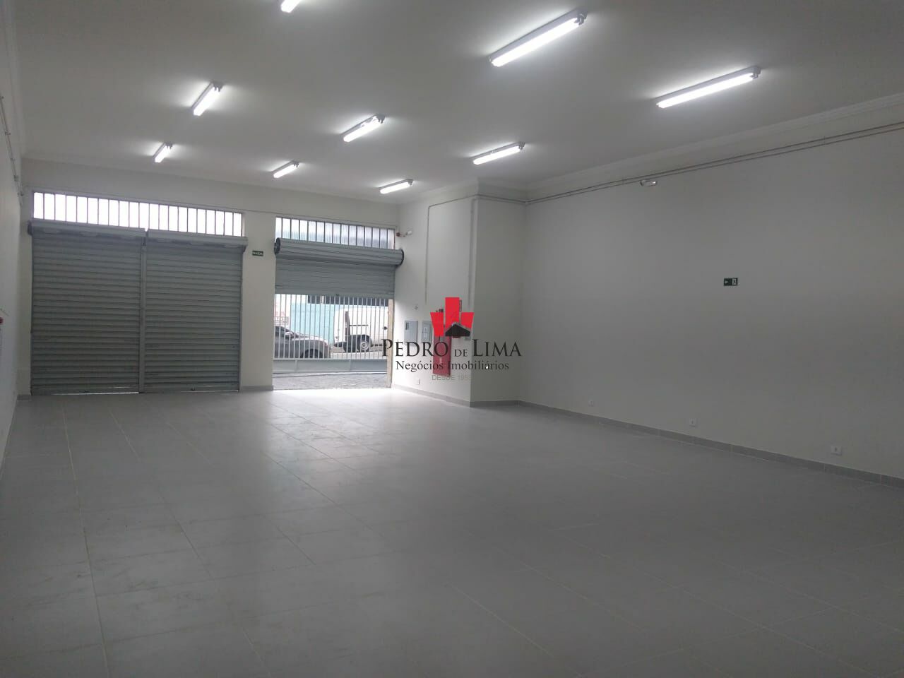 Excelente prédio comercial com salão e 17 salas no andar superior