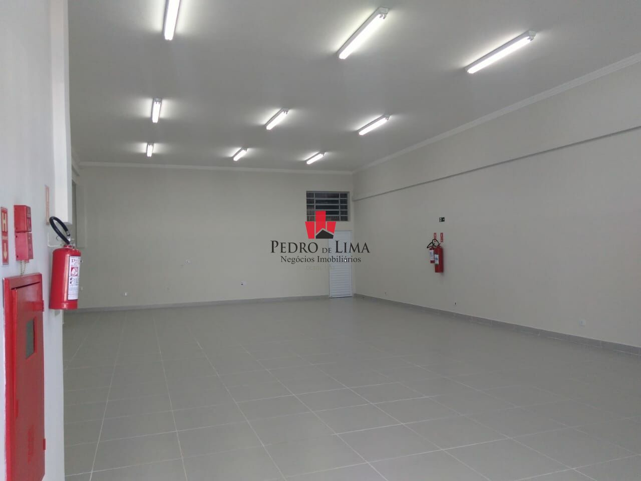 Excelente prédio comercial com salão e 17 salas no andar superior