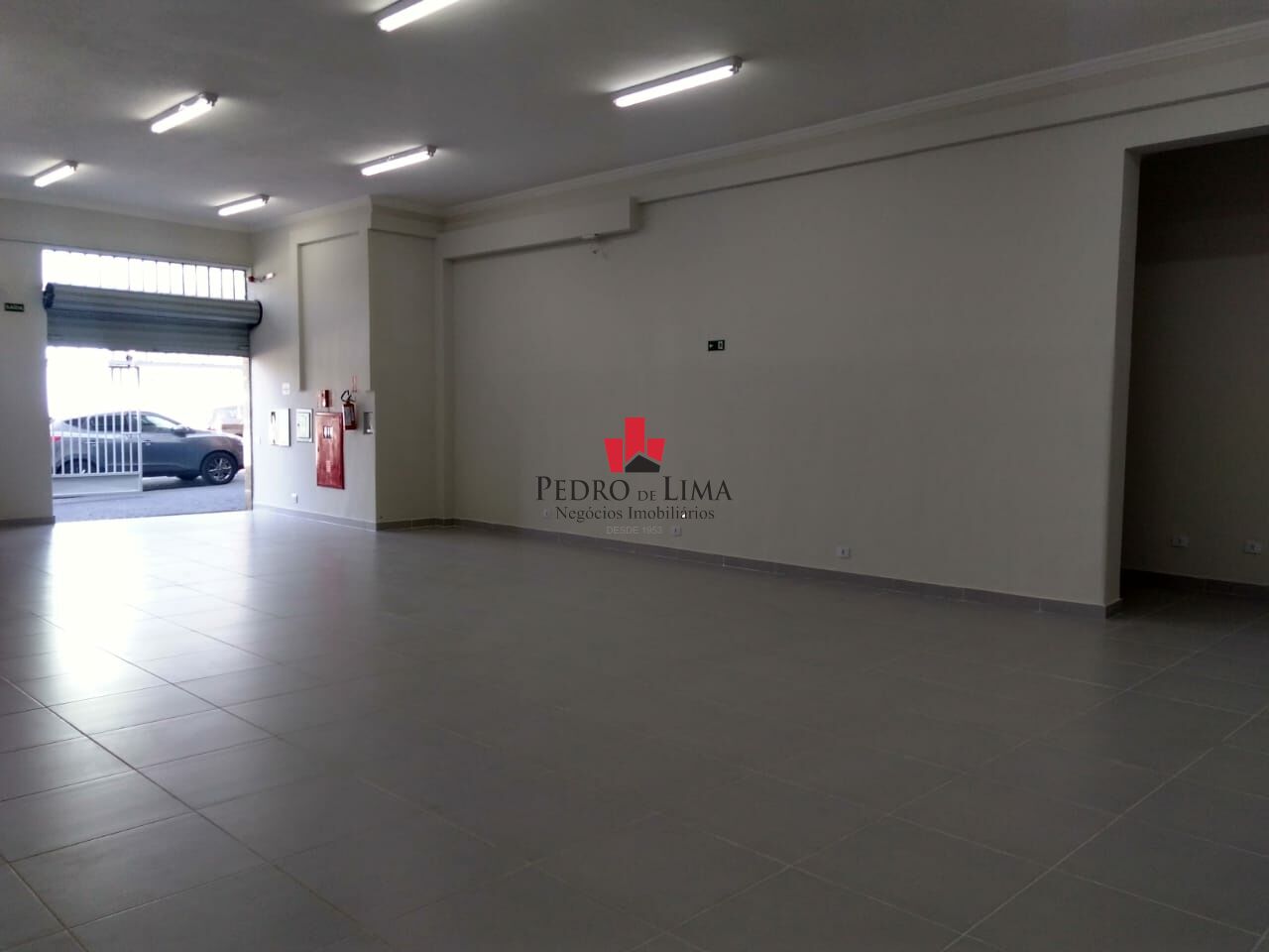 Excelente prédio comercial com salão e 17 salas no andar superior