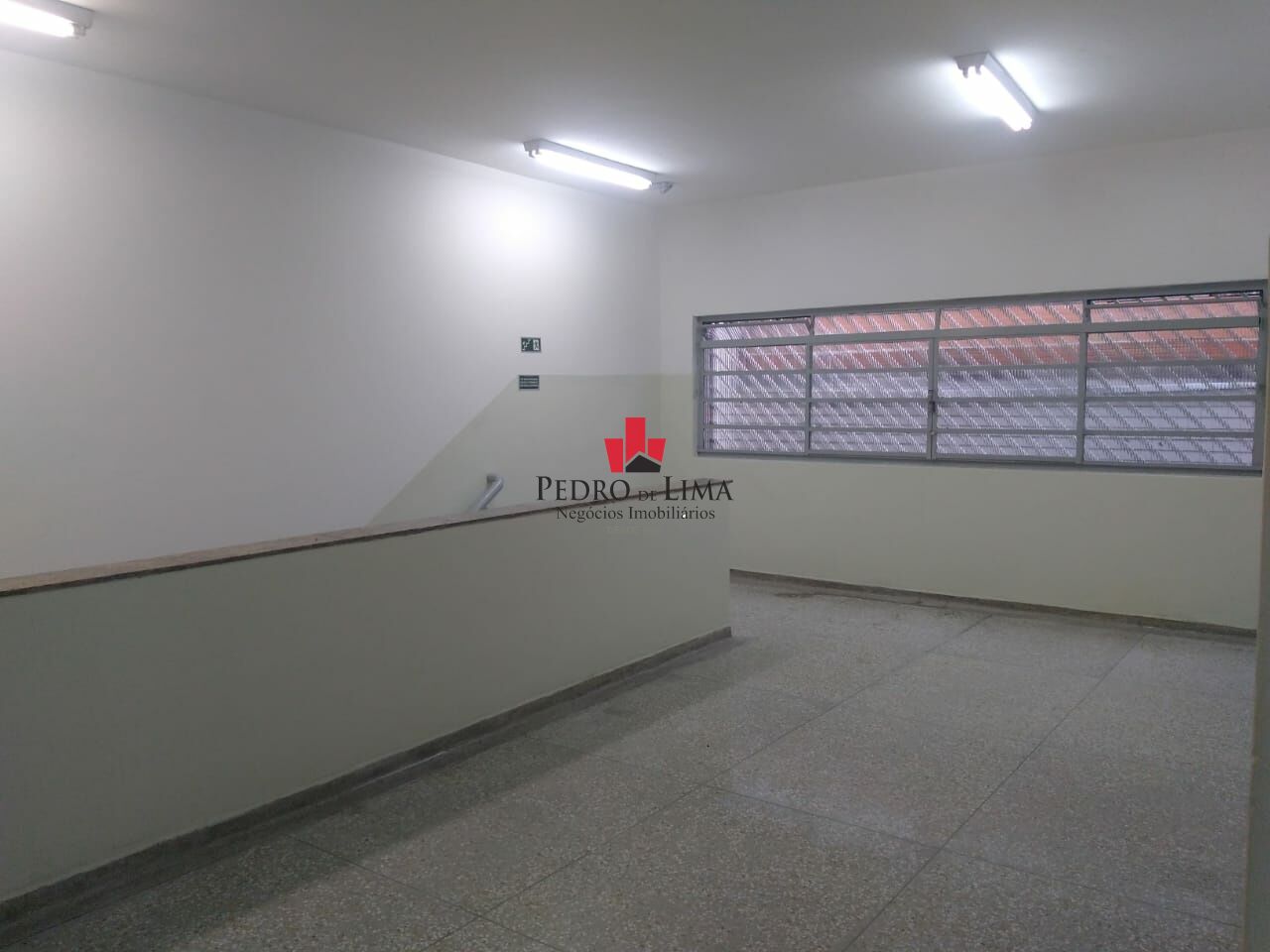 Excelente prédio comercial com salão e 17 salas no andar superior