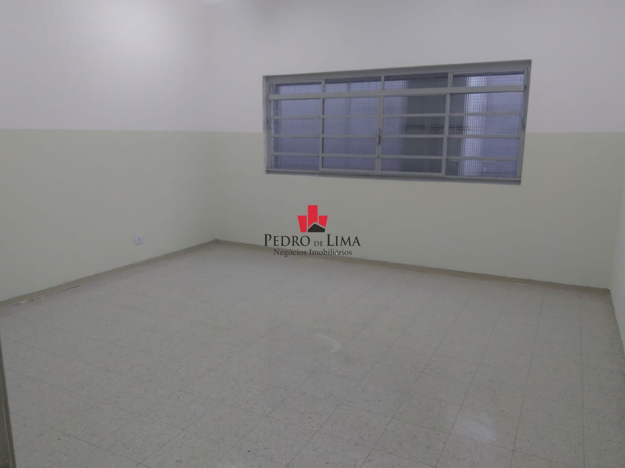Excelente prédio comercial com salão e 17 salas no andar superior