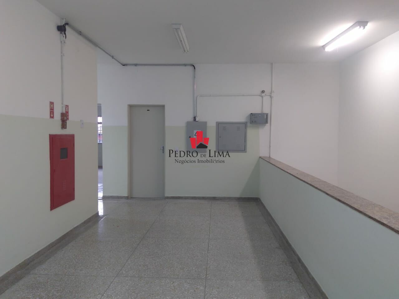 Excelente prédio comercial com salão e 17 salas no andar superior