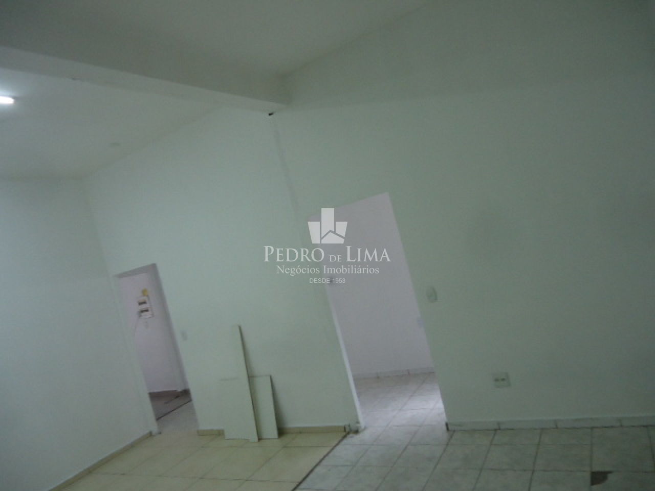 Conjunto com 8 Salas Comerciais, com 300M² ,3 Banheiros, Terraço na Penha Esquina Com a Amador Bueno