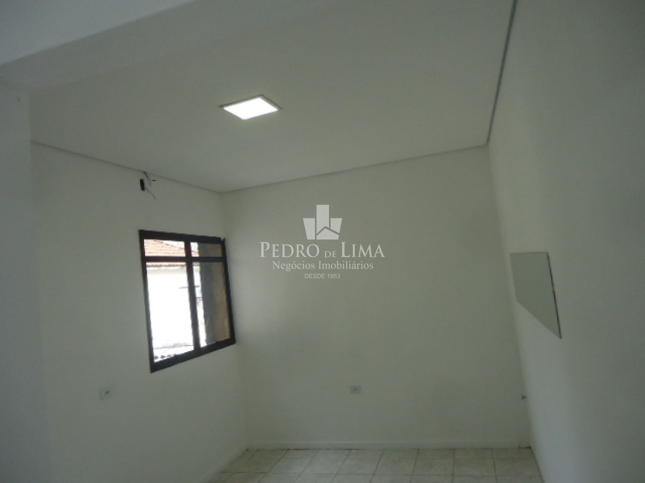 Conjunto com 8 Salas Comerciais, com 300M² ,3 Banheiros, Terraço na Penha Esquina Com a Amador Bueno