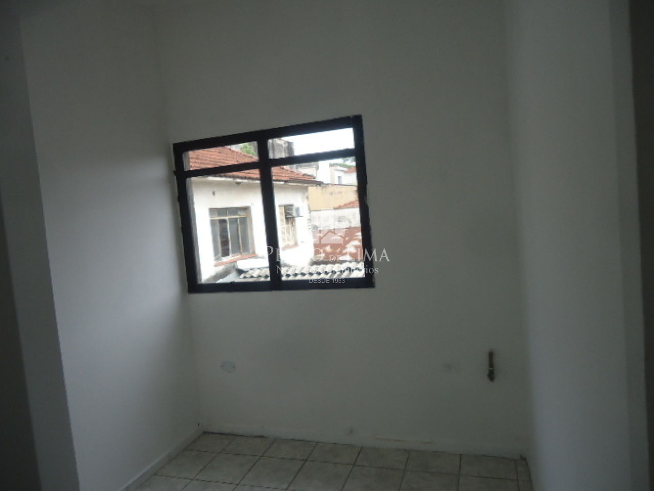 Conjunto com 8 Salas Comerciais, com 300M² ,3 Banheiros, Terraço na Penha Esquina Com a Amador Bueno