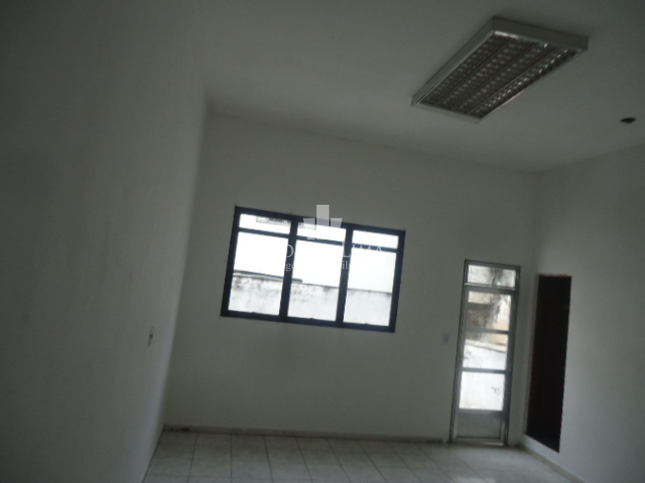 Conjunto com 8 Salas Comerciais, com 300M² ,3 Banheiros, Terraço na Penha Esquina Com a Amador Bueno