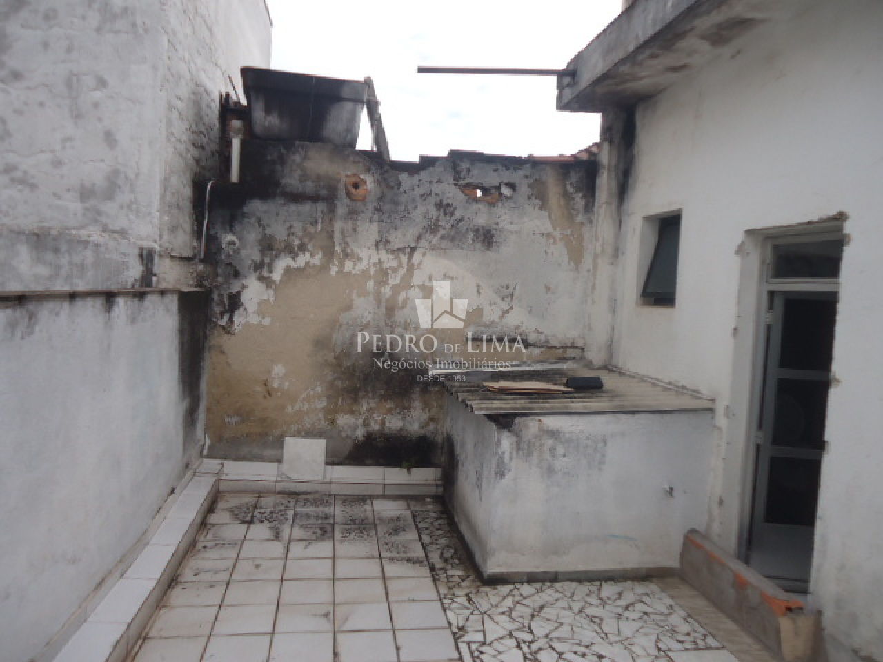 Conjunto com 8 Salas Comerciais, com 300M² ,3 Banheiros, Terraço na Penha Esquina Com a Amador Bueno