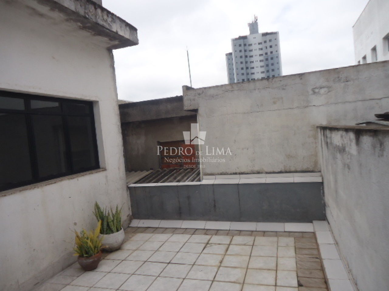 Conjunto com 8 Salas Comerciais, com 300M² ,3 Banheiros, Terraço na Penha Esquina Com a Amador Bueno