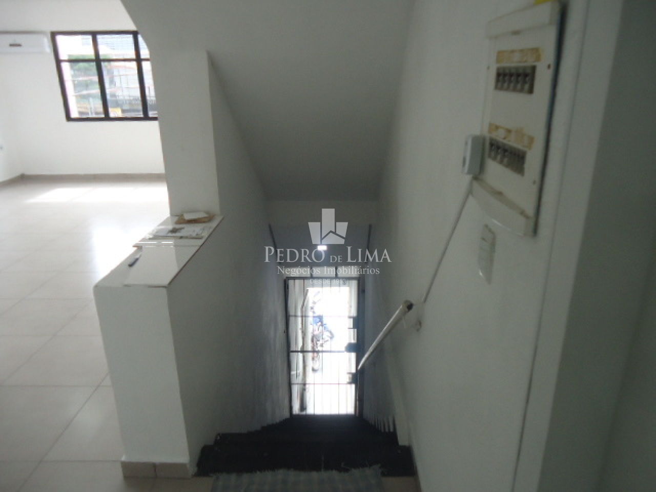 Conjunto com 8 Salas Comerciais, com 300M² ,3 Banheiros, Terraço na Penha Esquina Com a Amador Bueno