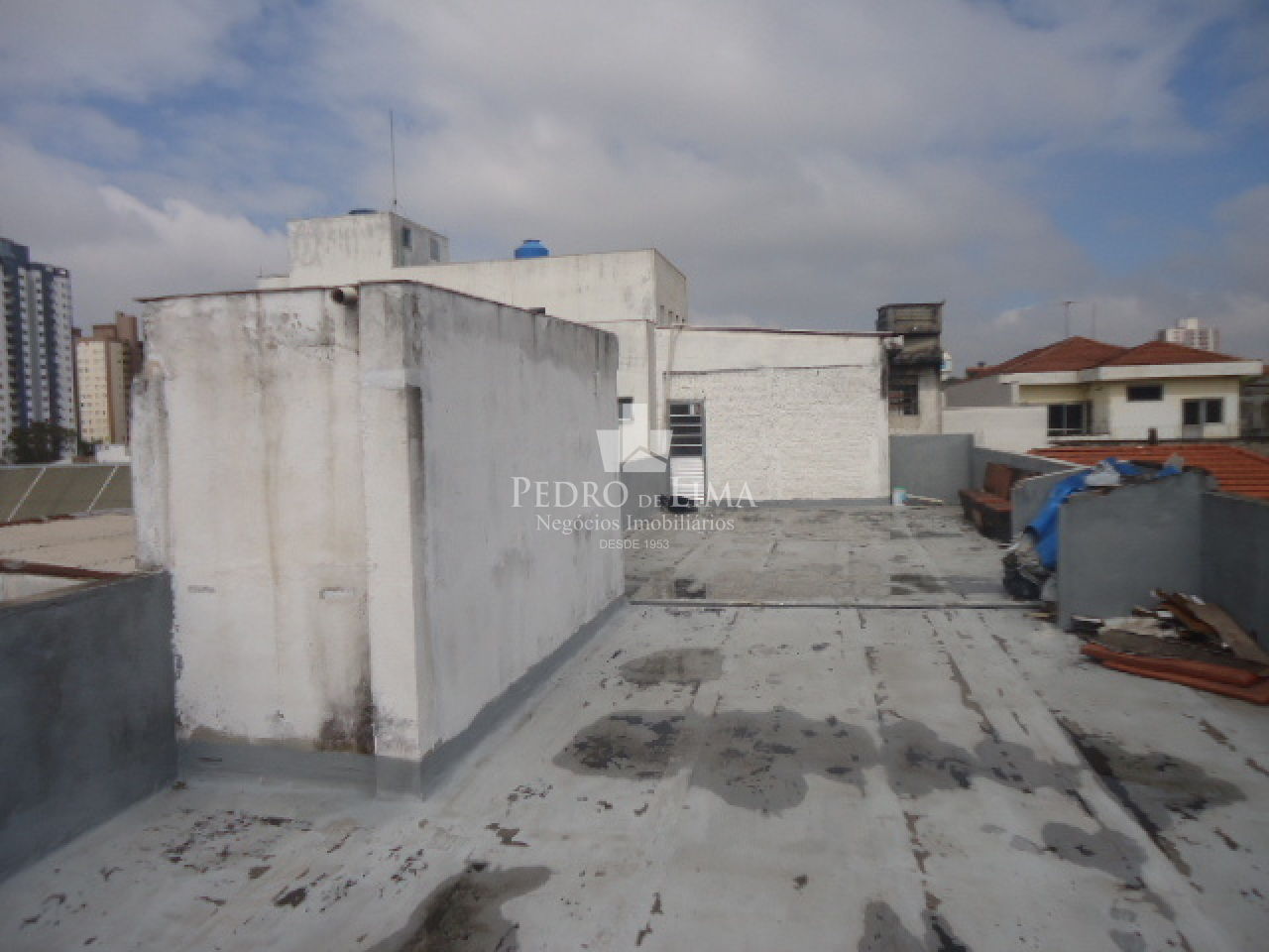 Conjunto com 8 Salas Comerciais, com 300M² ,3 Banheiros, Terraço na Penha Esquina Com a Amador Bueno