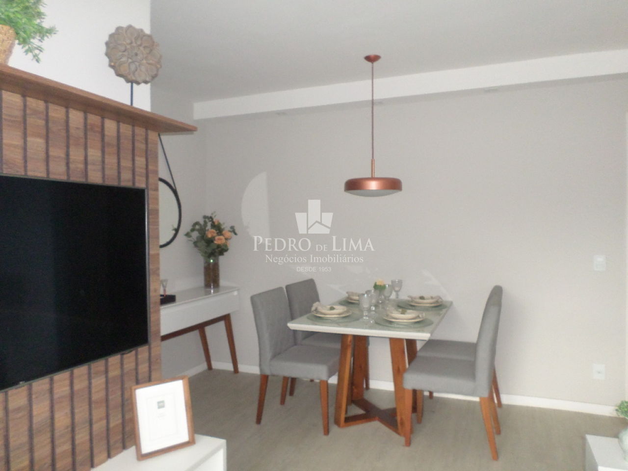 Excelente apto mobiliado, localização privilegiada, com sacada  ,2 dormitórios, sacada