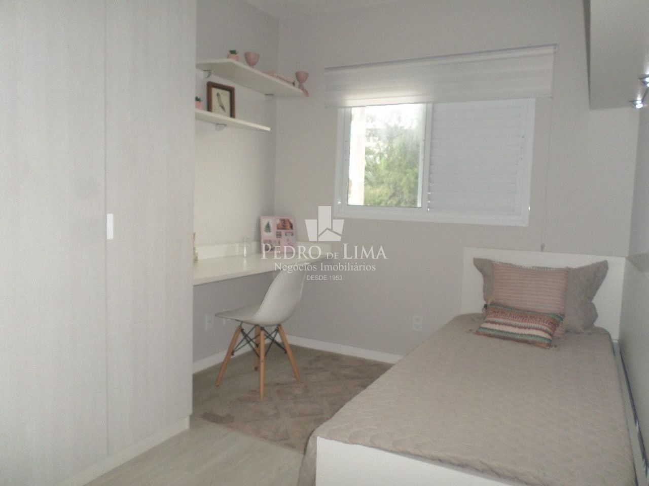 Excelente apto mobiliado, localização privilegiada, com sacada  ,2 dormitórios, sacada