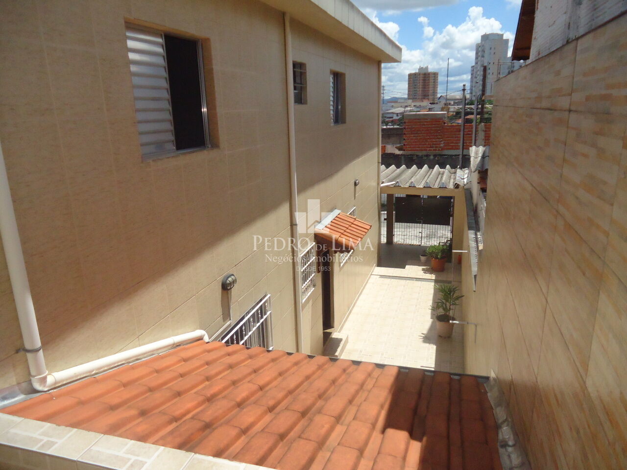 Sobrado Frontal com 4 dormitórios,  Edícula e 2 vagas na Vila Jacui