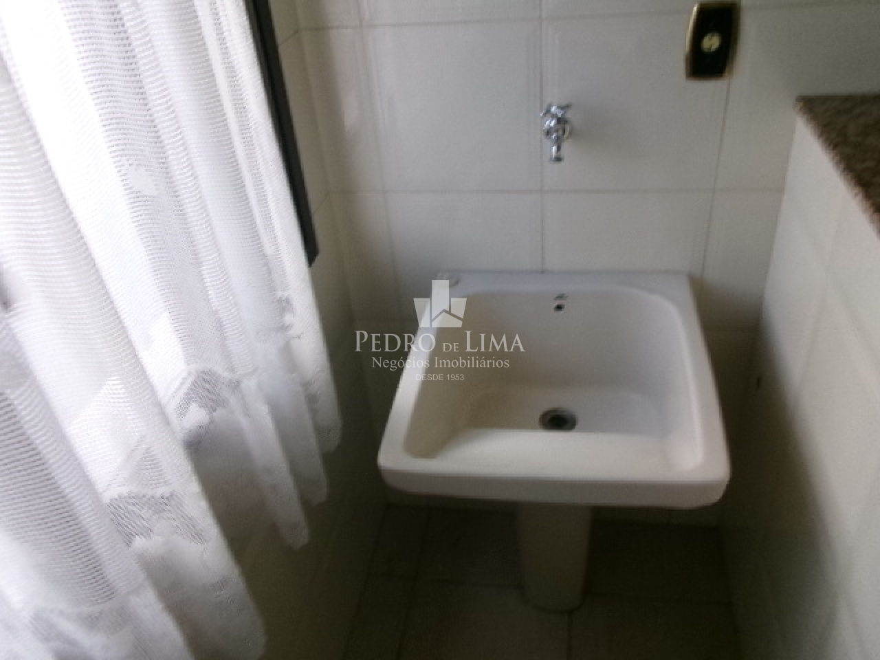 Apartamento com 2 Dormitórios, Sala, Cozinha, Banheiro sem Vaga na Vila Ré