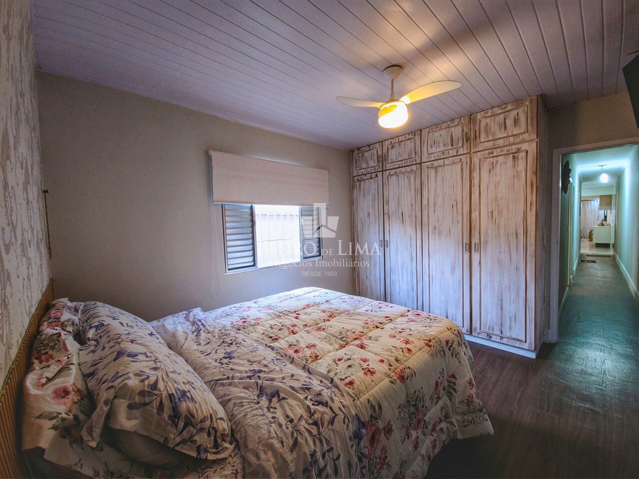 Casa térrea com 3 dormitórios, sendo 2 suítes, 4 vagas de garagem, quintal e piscina na Penha.