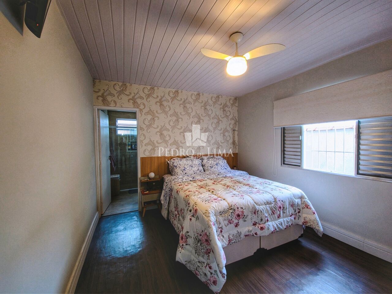 Casa térrea com 3 dormitórios, sendo 2 suítes, 4 vagas de garagem, quintal e piscina na Penha.