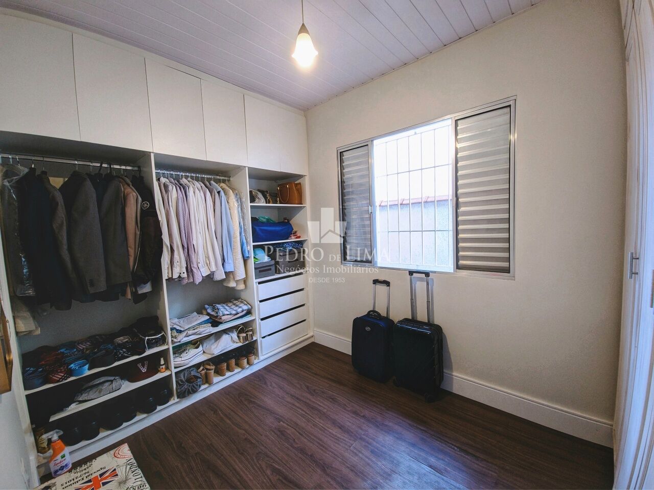 Casa térrea com 3 dormitórios, sendo 2 suítes, 4 vagas de garagem, quintal e piscina na Penha.