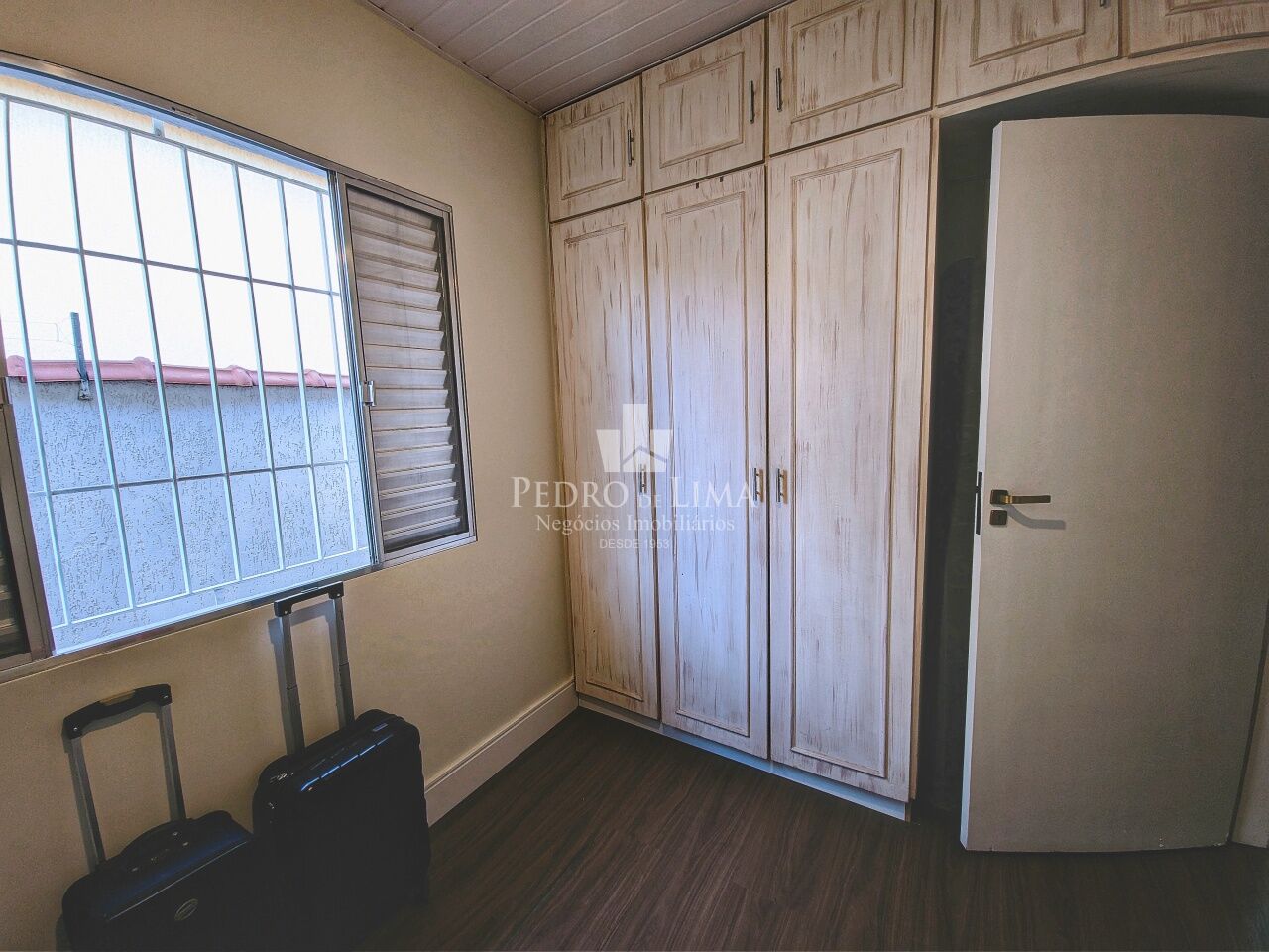 Casa térrea com 3 dormitórios, sendo 2 suítes, 4 vagas de garagem, quintal e piscina na Penha.