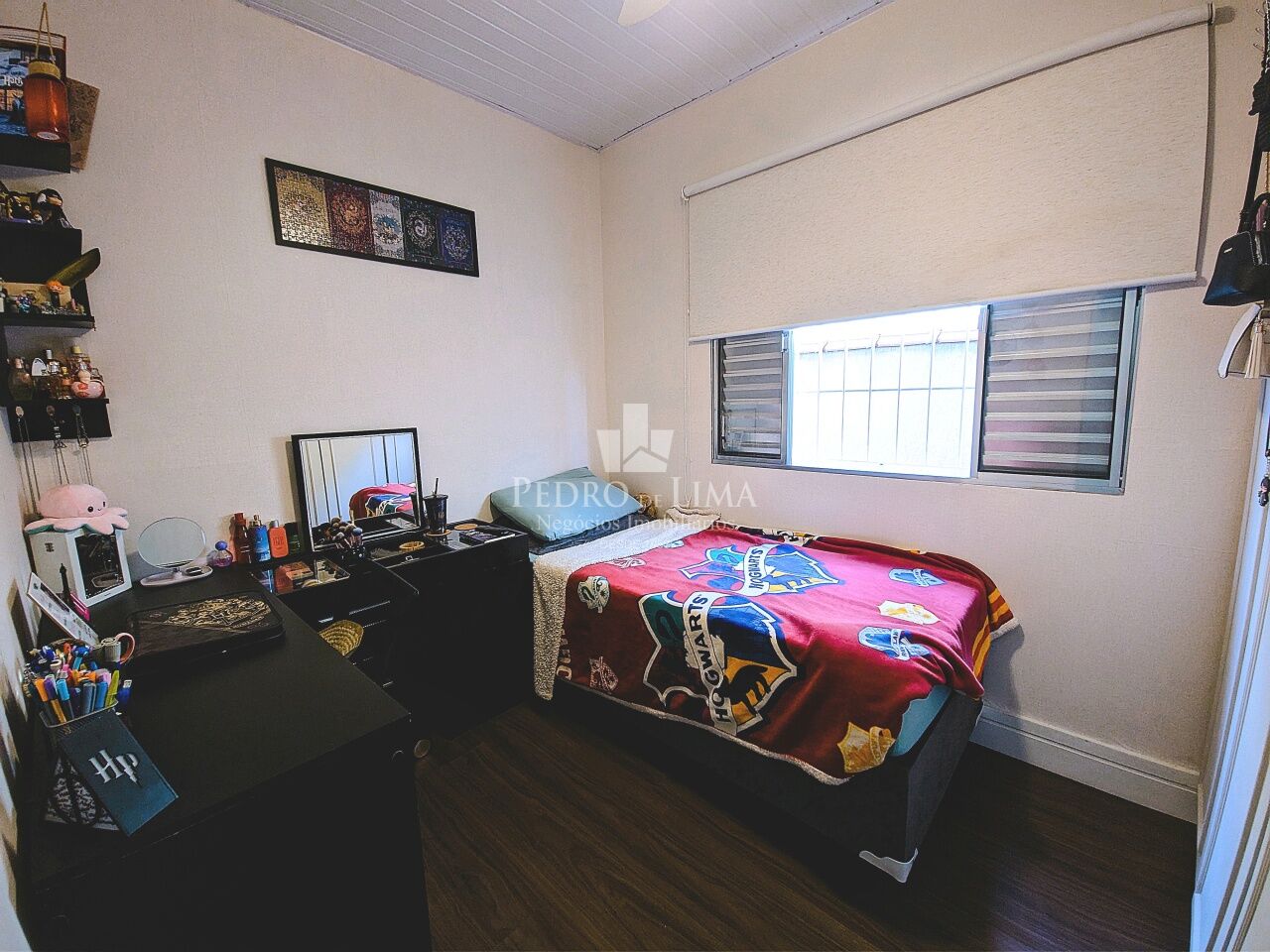 Casa térrea com 3 dormitórios, sendo 2 suítes, 4 vagas de garagem, quintal e piscina na Penha.