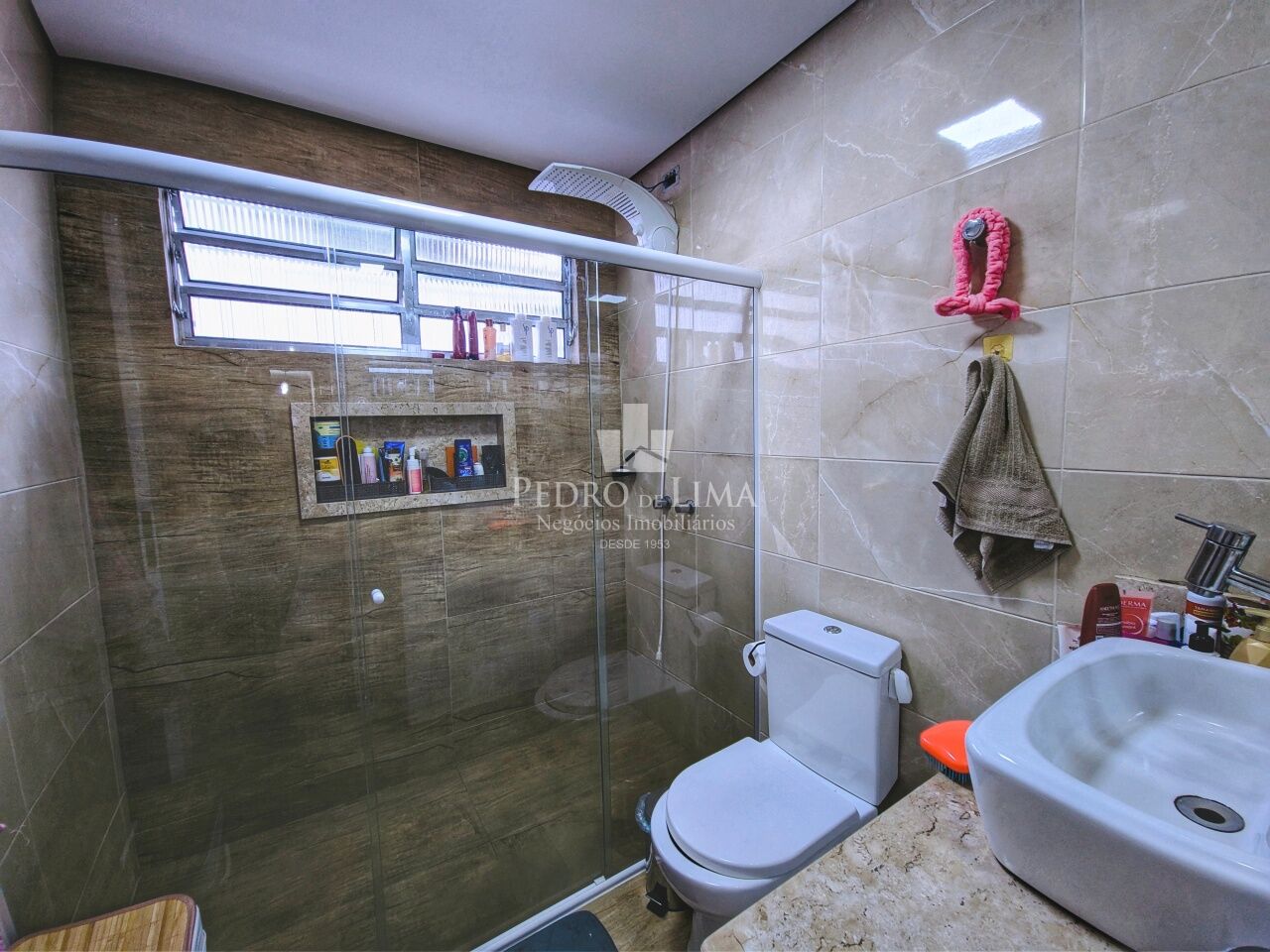 Casa térrea com 3 dormitórios, sendo 2 suítes, 4 vagas de garagem, quintal e piscina na Penha.