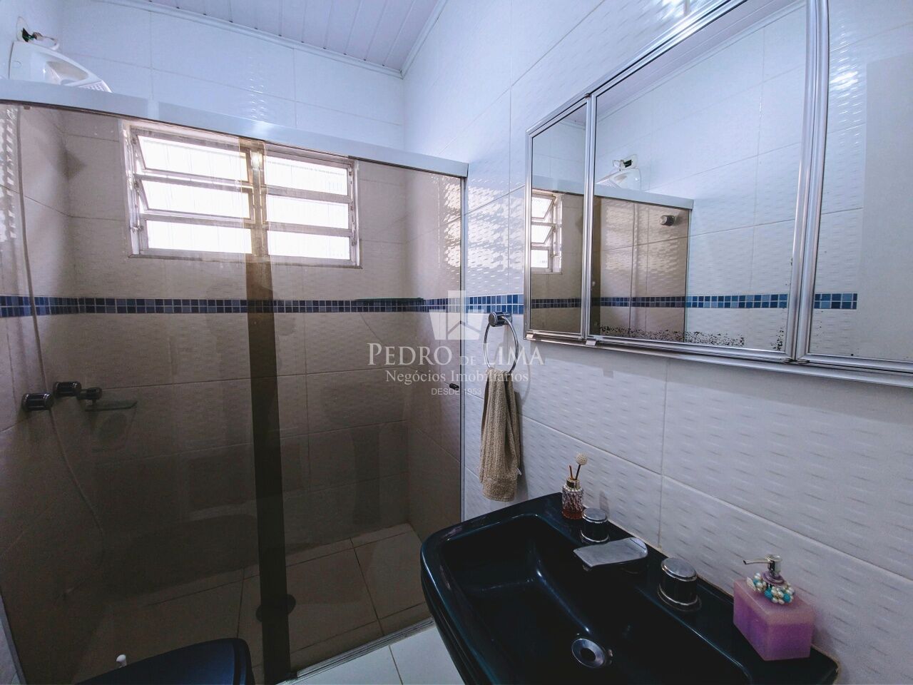 Casa térrea com 3 dormitórios, sendo 2 suítes, 4 vagas de garagem, quintal e piscina na Penha.