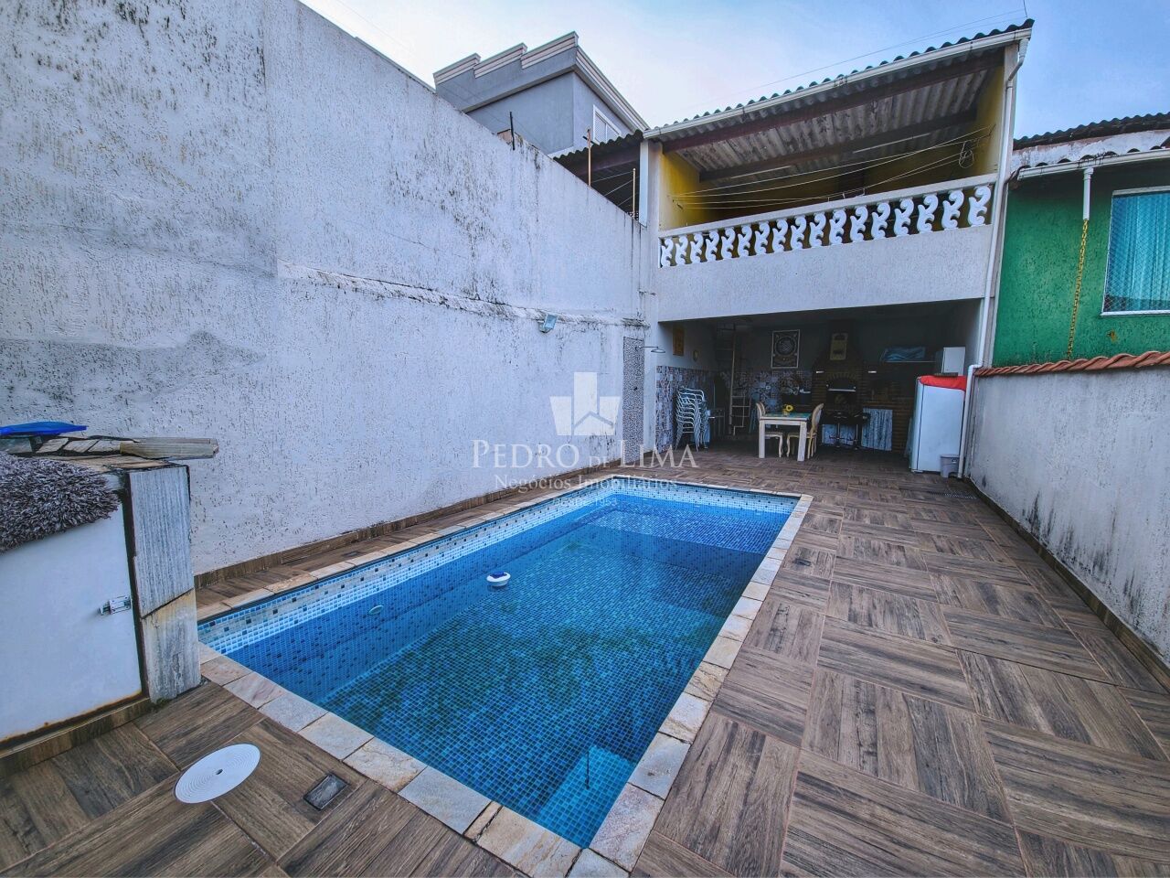 Casa térrea com 3 dormitórios, sendo 2 suítes, 4 vagas de garagem, quintal e piscina na Penha.